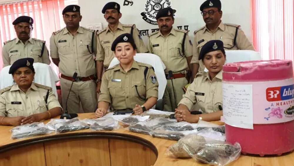 भाजप नेत्याच्या घरावर छापा टाकून 17 बॉम्बसह, 116 काडतुसे जप्त; मोठे षडयंत्र आखण्याचा डाव उधळला भाजप नेत्याच्या घरावर छापा टाकून 17 बॉम्बसह, 116 काडतुसे जप्त; मोठे षडयंत्र आखण्याचा डाव उधळला