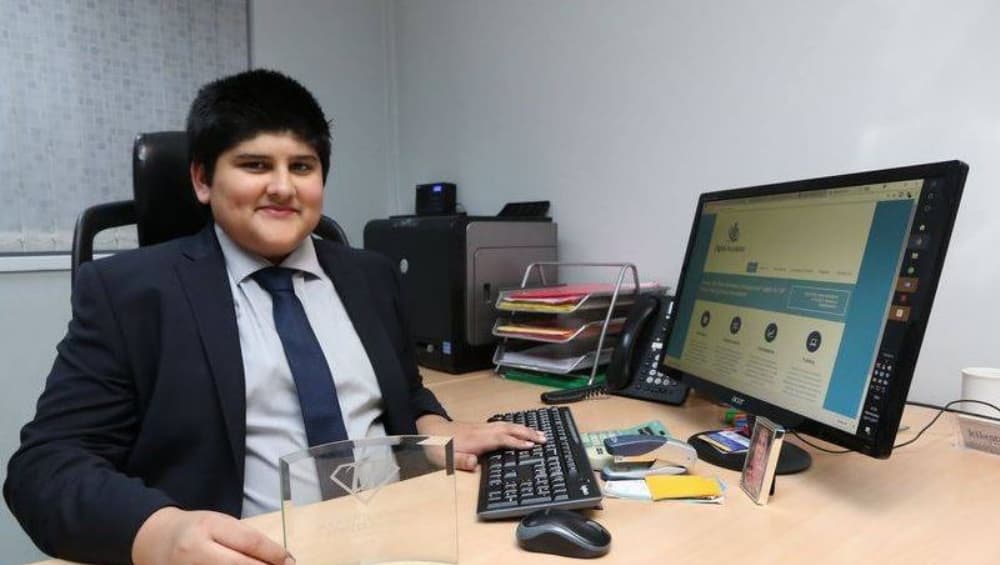 लंडन: भारतीय वंशाचा अवघा 15 वर्षीय रणवीर सिंग साधू ब्रिटन मधील Youngest Accountant लंडन: भारतीय वंशाचा अवघा 15 वर्षीय रणवीर सिंग साधू ब्रिटन मधील Youngest Accountant