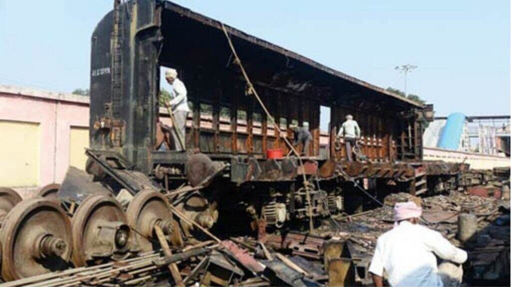 भारतीय रेल्वे प्रशासनाने भंगार विकून केली करोडो रुपयांची कमाई भारतीय रेल्वे प्रशासनाने भंगार विकून केली करोडो रुपयांची कमाई