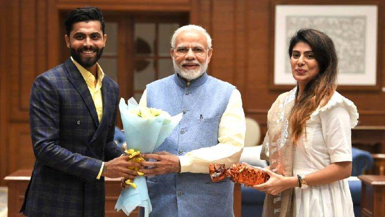 वडील-बहिण काँग्रेसमध्ये असूनही मोदींच्या समर्थनार्थ क्रिकेटर 'रवींद्र जडेजा'ने केले खास ट्वीट; पंतप्रधान नरेंद्र मोदी यांनी दिले उत्तर वडील-बहिण काँग्रेसमध्ये असूनही मोदींच्या समर्थनार्थ क्रिकेटर 'रवींद्र जडेजा'ने केले खास ट्वीट; पंतप्रधान नरेंद्र मोदी यांनी दिले उत्तर