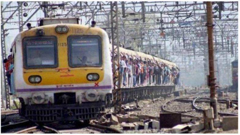 कसारा स्थानकाजवळ मालगाडीचे इंजिन बंद पडल्याने मध्य रेल्वेची वाहतूक ठप्प, कल्याण डोंबिवली स्थानकात प्रवाश्यांची गर्दी कसारा स्थानकाजवळ मालगाडीचे इंजिन बंद पडल्याने मध्य रेल्वेची वाहतूक ठप्प, कल्याण डोंबिवली स्थानकात प्रवाश्यांची गर्दी