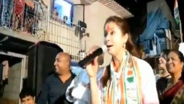 Lok Sabha Elections 2019: निवडणूक प्रचारादरम्यान उर्मिला मातोंडकर हिने लहान मुलांसाठी गायले गाणे (Watch Video)