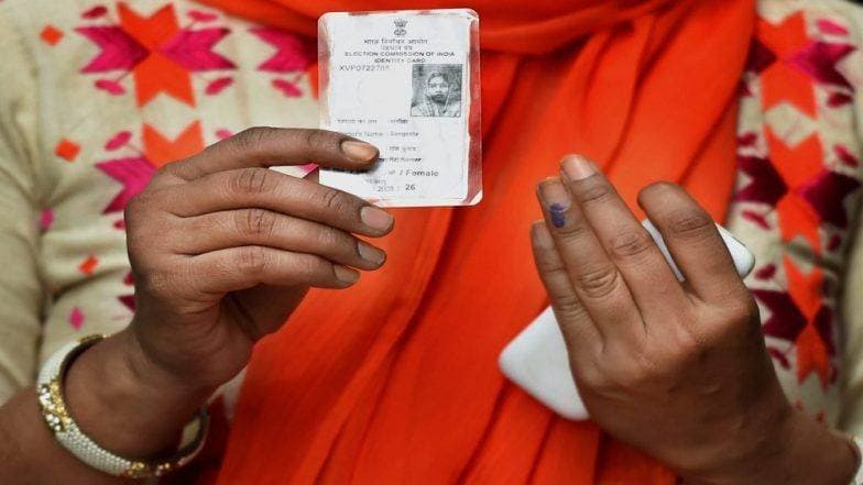 Lok Sabha Election 2019: घरबसल्या मतदार यादीमध्ये तुमचं नाव, मतदान केंद्र कसं पहाल? Lok Sabha Election 2019: घरबसल्या मतदार यादीमध्ये तुमचं नाव, मतदान केंद्र कसं पहाल?