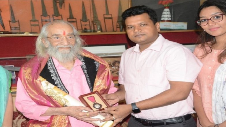 पुणे: शिवशाहीर बाबासाहेब पुरंदरे यांना पद्मविभूषण पुरस्कार प्रदान