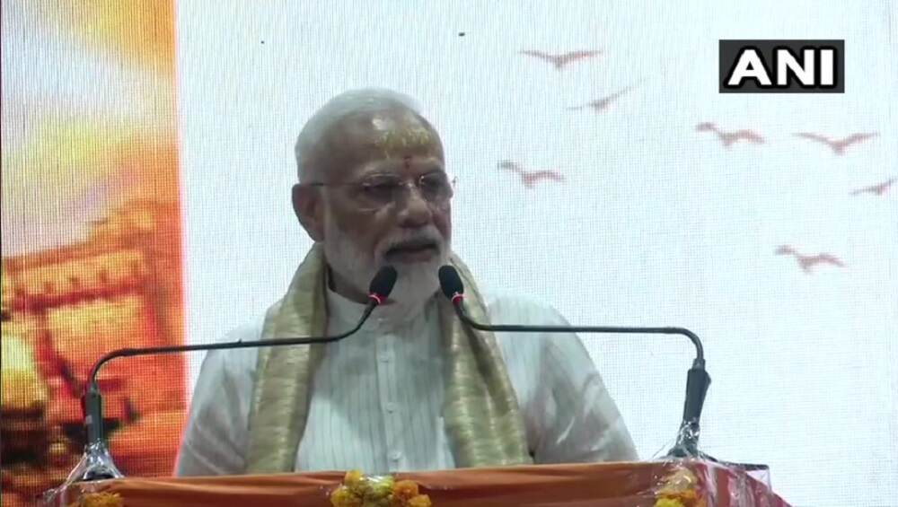 वाराणसी: लोकसभा निवडणूक 2019 मधील ऐतिहासिक विजयानंतर नरेंद्र मोदी यांनी मानले कार्यकर्त्यांचे आभार वाराणसी: लोकसभा निवडणूक 2019 मधील ऐतिहासिक विजयानंतर नरेंद्र मोदी यांनी मानले कार्यकर्त्यांचे आभार