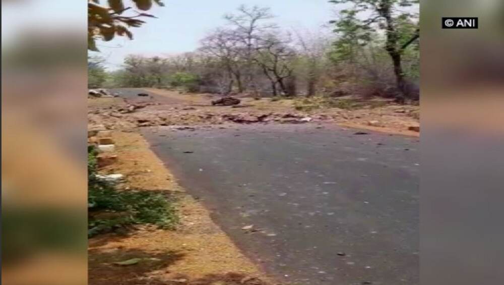 महाराष्ट्र: गडचिरोलीत नक्षलवाद्यांकडून IED स्फोट; 16 जवान शहीद महाराष्ट्र: गडचिरोलीत नक्षलवाद्यांकडून IED स्फोट; 16 जवान शहीद