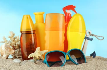 Summer Skin Care: सनस्क्रीम वापरताय? रसायनांनी होणारा धोका टाळण्यासाठी 'या' गोष्टी तपासून घ्या Summer Skin Care: सनस्क्रीम वापरताय? रसायनांनी होणारा धोका टाळण्यासाठी 'या' गोष्टी तपासून घ्या