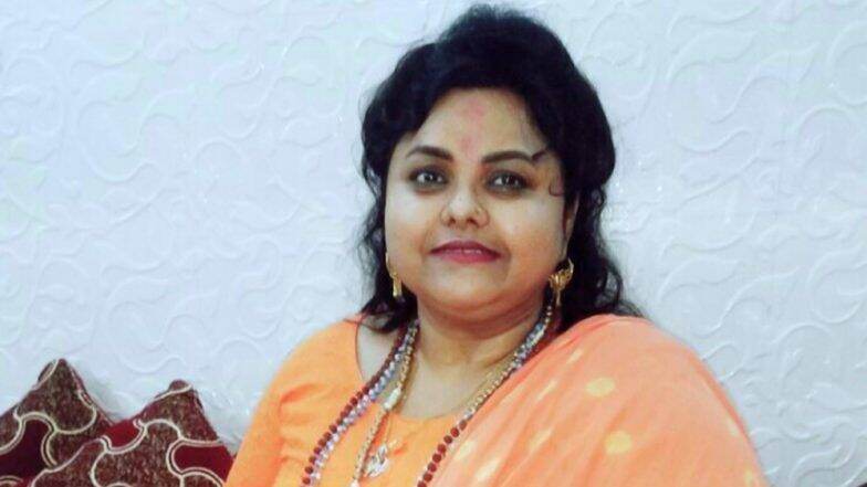 सावरकर जयंती निमित्त हिंदू महासभेच्या पूजा पांडेय यांच्याकडून विद्यार्थ्यांना चाकूचे वाटप सावरकर जयंती निमित्त हिंदू महासभेच्या पूजा पांडेय यांच्याकडून विद्यार्थ्यांना चाकूचे वाटप