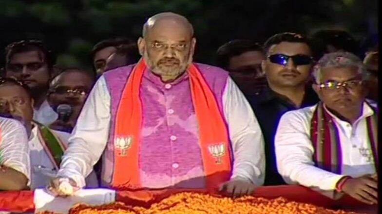 पश्चिम बंगाल: अमित शाह यांच्या रोड शो मध्ये हिंसाचार; परिस्थिती नियंत्रणात आणण्यासाठी पोलिसांचा लाठीचार्ज पश्चिम बंगाल: अमित शाह यांच्या रोड शो मध्ये हिंसाचार; परिस्थिती नियंत्रणात आणण्यासाठी पोलिसांचा लाठीचार्ज