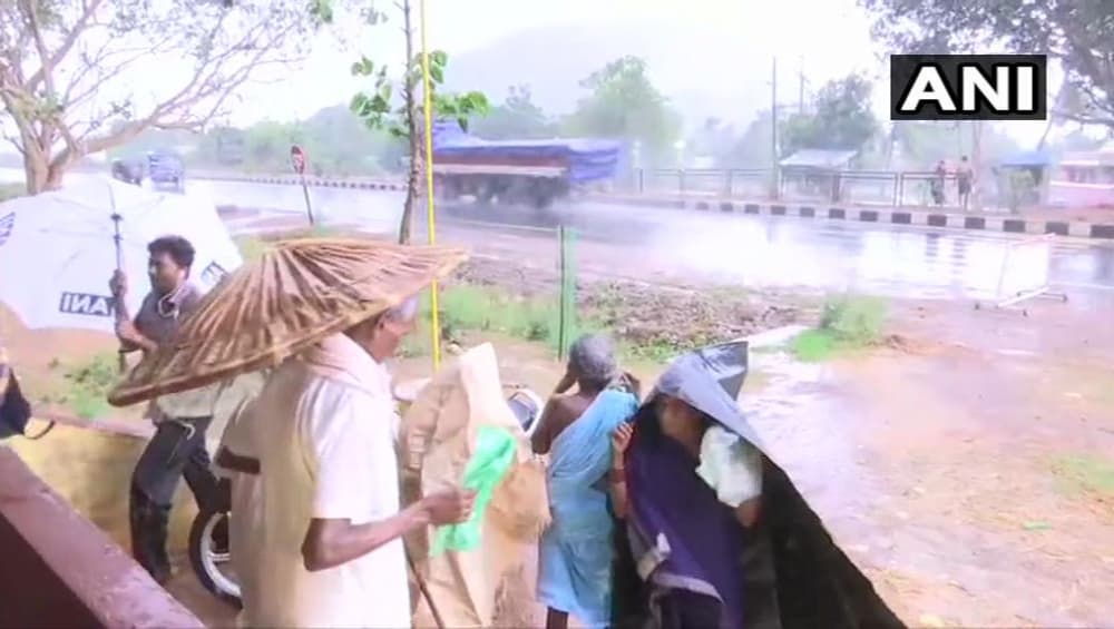 Cyclone Fani Updates: आंध्र प्रदेशमध्ये मुसळधार पाऊस, ओडीसा राज्यातील 8 लाख नागरिकांनी सोडली घरं Cyclone Fani Updates: आंध्र प्रदेशमध्ये मुसळधार पाऊस, ओडीसा राज्यातील 8 लाख नागरिकांनी सोडली घरं