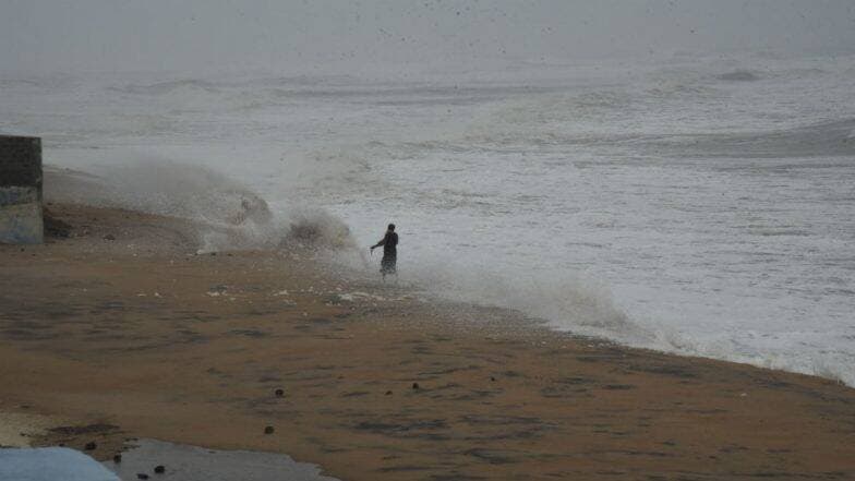 Cyclone Vayu: येत्या 24 तासांमध्ये गुजरातमध्ये 'वायू' चक्रीवादळ धडकण्याची शक्यता Cyclone Vayu: येत्या 24 तासांमध्ये गुजरातमध्ये 'वायू' चक्रीवादळ धडकण्याची शक्यता