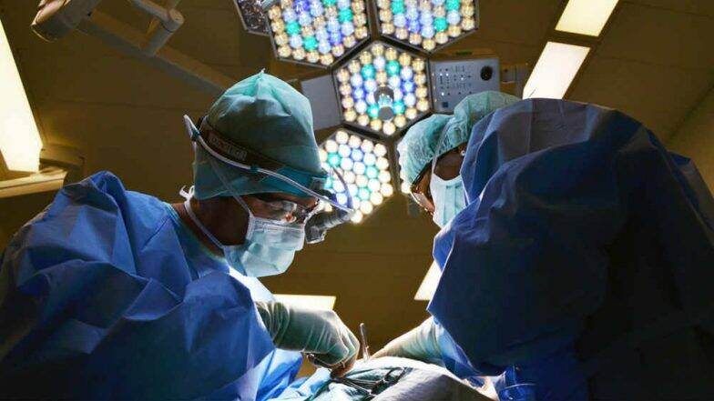 दहशतवादी संघटनेचा सदस्य असलेल्या संशयीत डॉक्टरकडून 4 हजार महिलांची नसबंदी; श्रीलंका साखळी बॉम्बस्फोट प्रकरणाशीही संबंध दहशतवादी संघटनेचा सदस्य असलेल्या संशयीत डॉक्टरकडून 4 हजार महिलांची नसबंदी; श्रीलंका साखळी बॉम्बस्फोट प्रकरणाशीही संबंध