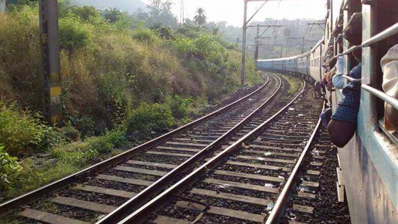 कल्याणहून ठाण्याकडे जाणारी मध्य रल्वेची वाहतूक विस्कळीत, पार्सिक बोगद्याजवळील रेल्वेरुळाला तडे कल्याणहून ठाण्याकडे जाणारी मध्य रल्वेची वाहतूक विस्कळीत, पार्सिक बोगद्याजवळील रेल्वेरुळाला तडे