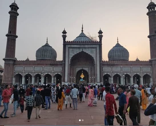 Tik Tok पुन्हा वादात, जामा मशिदीत डान्स व्हिडीओ बनवल्याने यापुढे केवळ प्रार्थनेसाठीच मिळणार प्रवेश Tik Tok पुन्हा वादात, जामा मशिदीत डान्स व्हिडीओ बनवल्याने यापुढे केवळ प्रार्थनेसाठीच मिळणार प्रवेश