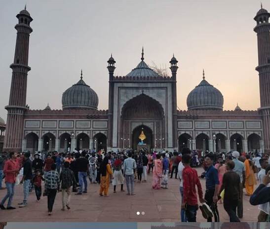 Tik Tok पुन्हा वादात, जामा मशिदीत डान्स व्हिडीओ बनवल्याने यापुढे केवळ प्रार्थनेसाठीच मिळणार प्रवेश Tik Tok पुन्हा वादात, जामा मशिदीत डान्स व्हिडीओ बनवल्याने यापुढे केवळ प्रार्थनेसाठीच मिळणार प्रवेश