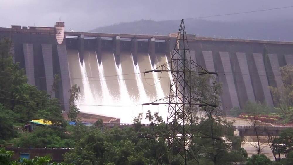 मुसळधार पावसामुळे महाराष्ट्रातील पाच धरणांमधील अतिरिक्त पाणी सोडले मुसळधार पावसामुळे महाराष्ट्रातील पाच धरणांमधील अतिरिक्त पाणी सोडले