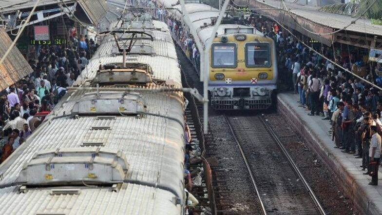मुंबई: कुर्ला स्थानकाजवळ मध्य आणि हार्बर मार्गाच्या लोकलवर दगडफेक, पाच जण जखमी; स्थनिक टोळ्यांवर संशय मुंबई: कुर्ला स्थानकाजवळ मध्य आणि हार्बर मार्गाच्या लोकलवर दगडफेक, पाच जण जखमी; स्थनिक टोळ्यांवर संशय