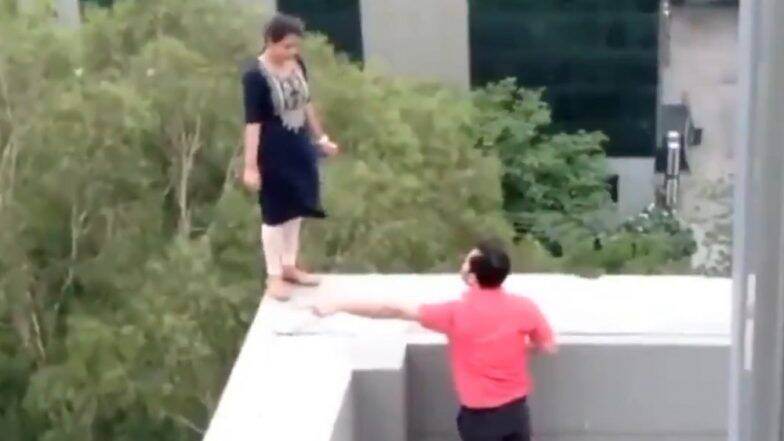 हरियाणा मध्ये नोकरी वरून काढून टाकलेल्या महिलेचा शोले स्टाईल आत्महत्येचा प्रयत्न (Watch Video) हरियाणा मध्ये नोकरी वरून काढून टाकलेल्या महिलेचा शोले स्टाईल आत्महत्येचा प्रयत्न (Watch Video)