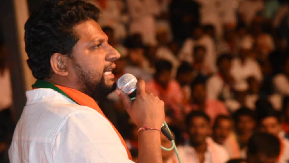 खा. सुजय विखे पाटील यांची वडील राधाकृष्ण विखे पाटील यांना ऑफर, 'आता काँग्रेस सोडा, भाजपमध्ये या' खा. सुजय विखे पाटील यांची वडील राधाकृष्ण विखे पाटील यांना ऑफर, 'आता काँग्रेस सोडा, भाजपमध्ये या'