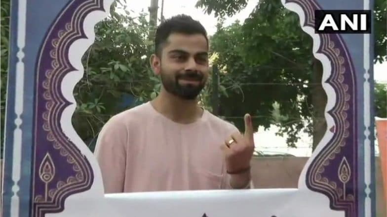 Lok Sabha Elections 2019 Phase 6: टीम इंडियाचा कर्णधार विराट कोहली ने केले मतदान, गुरुग्रामच्या एका शाळेत जाऊन बजावला मतदानाचा हक्क Lok Sabha Elections 2019 Phase 6: टीम इंडियाचा कर्णधार विराट कोहली ने केले मतदान, गुरुग्रामच्या एका शाळेत जाऊन बजावला मतदानाचा हक्क