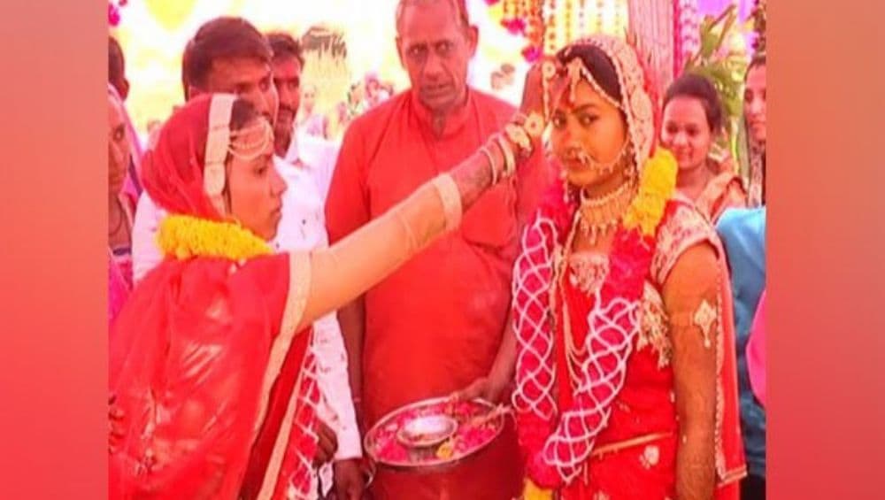 गुजरात मधील 'या' गावात लग्नातल्या विधी नवरीसोबत चक्क नवरदेवाची बहिण करते पूर्ण गुजरात मधील 'या' गावात लग्नातल्या विधी नवरीसोबत चक्क नवरदेवाची बहिण करते पूर्ण