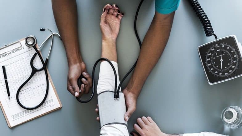 High Blood Pressure च्या 'या' सामान्य लक्षणांवर वेळीच उपाय न केल्यास होईल पश्चाताप, अशी घ्या काळजी