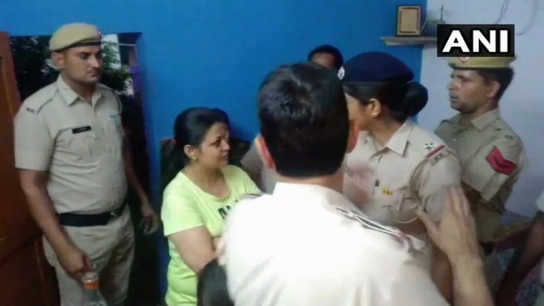 नवज्योत सिंग सिद्धू यांच्यावर चप्पल फेकून मारणाऱ्या महिलेला पोलिसांकडून अटक