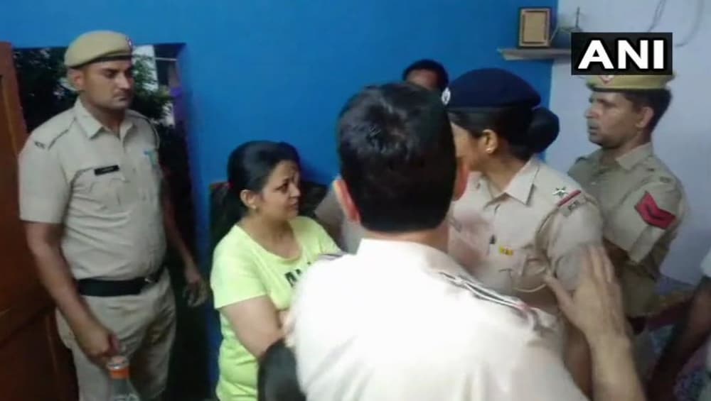 नवज्योत सिंग सिद्धू यांच्यावर चप्पल फेकून मारणाऱ्या महिलेला पोलिसांकडून अटक नवज्योत सिंग सिद्धू यांच्यावर चप्पल फेकून मारणाऱ्या महिलेला पोलिसांकडून अटक