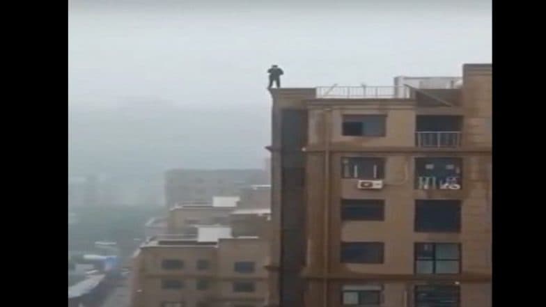 असला सेल्फी नको रे बाबा! सेल्फीच्या नादात उंच इमारतीवरून कोसळला तरुण; मुंबई पोलिसांनी शेअर केला व्हिडीओ असला सेल्फी नको रे बाबा! सेल्फीच्या नादात उंच इमारतीवरून कोसळला तरुण; मुंबई पोलिसांनी शेअर केला व्हिडीओ