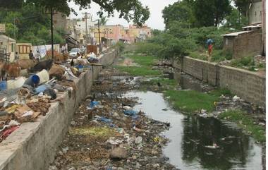 नाल्यात कचरा टाकल्यास वस्तीचे पाणी बंद करा, प्रवीण परदेशी यांचा कर्मचाऱ्यांना आदेश