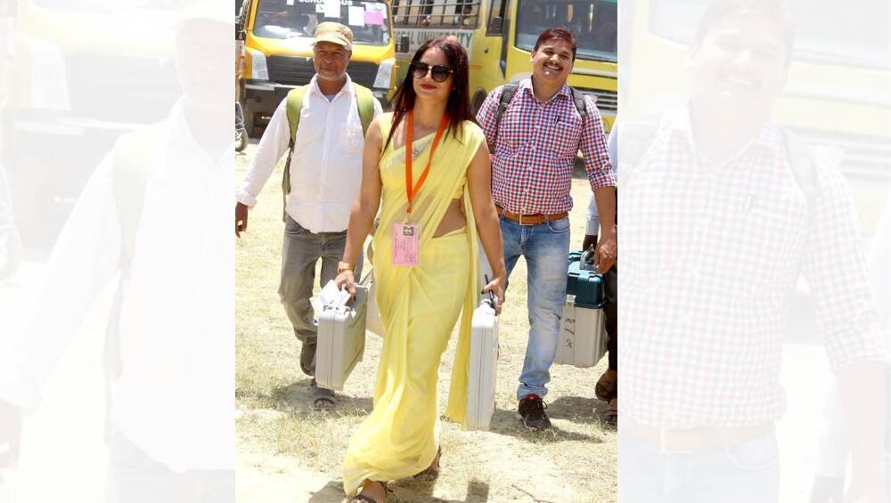 पिवळ्या रंगातील साडीमधील पोलिंग ऑफिसरचे फोटो व्हायरल, सोशल मीडियात तुफान चर्चा पिवळ्या रंगातील साडीमधील पोलिंग ऑफिसरचे फोटो व्हायरल, सोशल मीडियात तुफान चर्चा