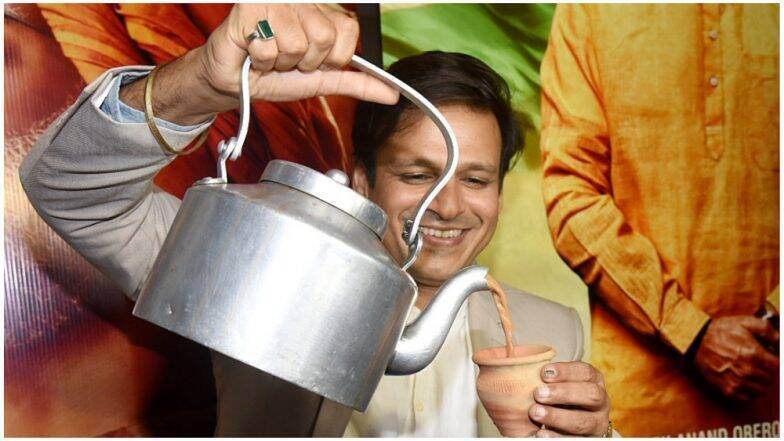चहाचे वाटप करत विवेक ओबेरॉय याने साजरा केला भाजप पक्षाच्या विजयाचा आनंद (Viral Pics) चहाचे वाटप करत विवेक ओबेरॉय याने साजरा केला भाजप पक्षाच्या विजयाचा आनंद (Viral Pics)
