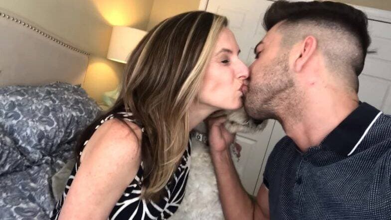 Youtube वर प्रसिद्धीसाठी त्याने बहिणीला किस केल्यानंतर, आता आईसोबतचा Lip to Lip Kiss व्हायरल (Video) Youtube वर प्रसिद्धीसाठी त्याने बहिणीला किस केल्यानंतर, आता आईसोबतचा Lip to Lip Kiss व्हायरल (Video)