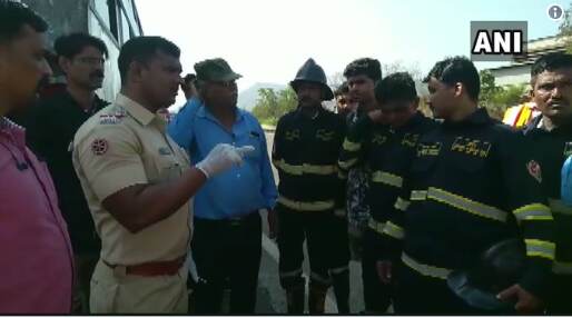 Mumbai Pune Expressway Bus Accident: मुंबई पुणे महामार्गावर बस धडकल्याने भीषण अपघात, 2 जण ठार, 20 जण जखमी Mumbai Pune Expressway Bus Accident: मुंबई पुणे महामार्गावर बस धडकल्याने भीषण अपघात, 2 जण ठार, 20 जण जखमी