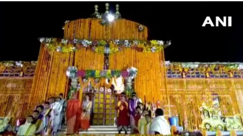 Chardham Yatra 2019: केदारनाथ नंतर आज 'बद्रीनाथ' चे दरवाजे उघडले; भगवान शंकराच्या निवासस्थानी का केला होता विष्णू ने कब्जा Chardham Yatra 2019: केदारनाथ नंतर आज 'बद्रीनाथ' चे दरवाजे उघडले; भगवान शंकराच्या निवासस्थानी का केला होता विष्णू ने कब्जा