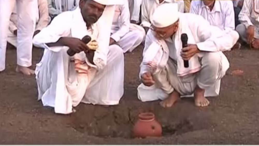 Bhendwal Bhavishyavani 2019: 'भेंडवळ घटमांडणी' चा अंदाज जाहीर; पावसाची स्थिती सर्वसाधारण तर देशात सत्ता स्थिर राहणार असल्याचे भाकीत Bhendwal Bhavishyavani 2019: 'भेंडवळ घटमांडणी' चा अंदाज जाहीर; पावसाची स्थिती सर्वसाधारण तर देशात सत्ता स्थिर राहणार असल्याचे भाकीत