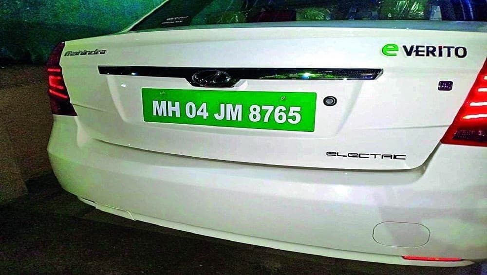 कारवरील Number Plate वरील रंग पाहून ओळखू शकता त्याची खासियत, 'या' कामांसाठी केला जातो वापर