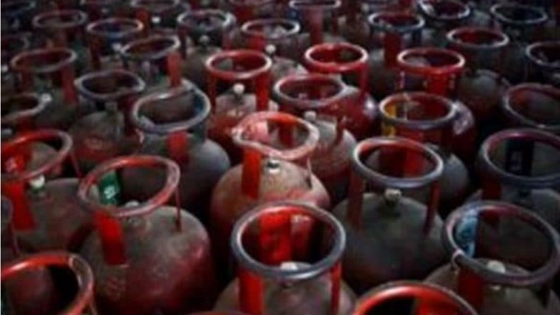 मुंबई सह देशभरात गॅस सिलेंडर पुन्हा महागला; जाणून घ्या नवे दर काय? मुंबई सह देशभरात गॅस सिलेंडर पुन्हा महागला; जाणून घ्या नवे दर काय?