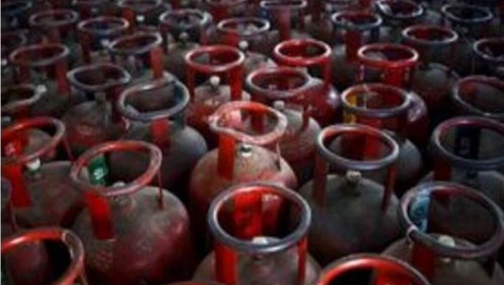 मुंबई: LPG गॅस सिलेंडरमध्ये दरवाढ, पहा आजपासून अनुदानित आणि विना अनुदानित गॅस सिलेंडरचे दर काय? मुंबई: LPG गॅस सिलेंडरमध्ये दरवाढ, पहा आजपासून अनुदानित आणि विना अनुदानित गॅस सिलेंडरचे दर काय?