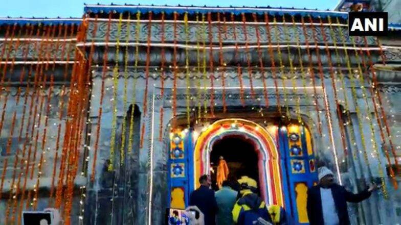 Chardham Yatra 2019: उत्तराखंडमध्ये तब्बल 6 महिन्यानंतर भक्तांसाठी उघडण्यात आले केदारनाथ मंदिराचे दरवाजे Chardham Yatra 2019: उत्तराखंडमध्ये तब्बल 6 महिन्यानंतर भक्तांसाठी उघडण्यात आले केदारनाथ मंदिराचे दरवाजे