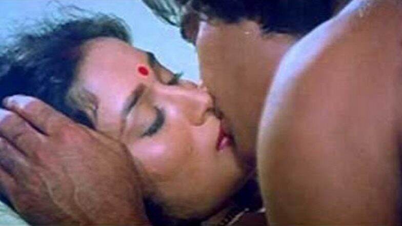 Madhuri Dixit Birthday Special: बोल्ड Kissing Scene करताना विनोद खन्नाने घेतला होता माधुरीच्या ओठांचा चावा (Video) Madhuri Dixit Birthday Special: बोल्ड Kissing Scene करताना विनोद खन्नाने घेतला होता माधुरीच्या ओठांचा चावा (Video)