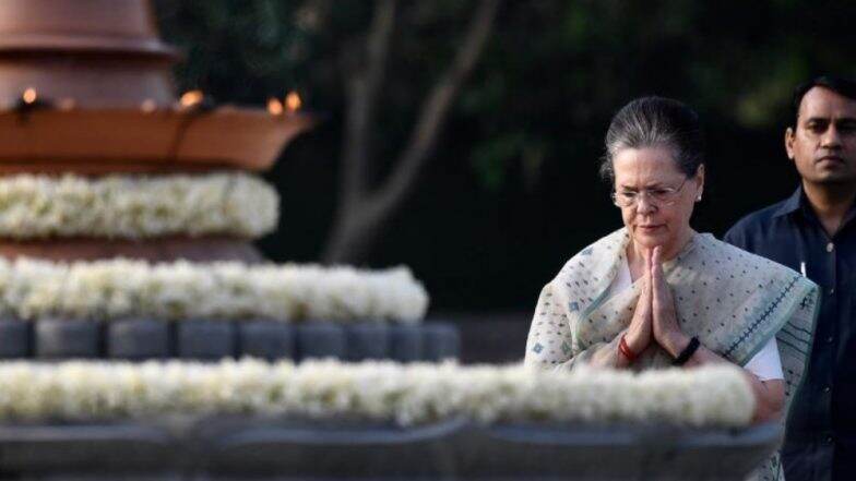 Rajiv Gandhi Death Anniversary 2019: गांधी कुटुंबीयांसह डॉ. मनमोहन सिंग, प्रणब मुखर्जी यांनी अर्पण केली राजीव गांधी यांच्या स्मृतिस्थळावर श्रद्धांजली Rajiv Gandhi Death Anniversary 2019: गांधी कुटुंबीयांसह डॉ. मनमोहन सिंग, प्रणब मुखर्जी यांनी अर्पण केली राजीव गांधी यांच्या स्मृतिस्थळावर श्रद्धांजली