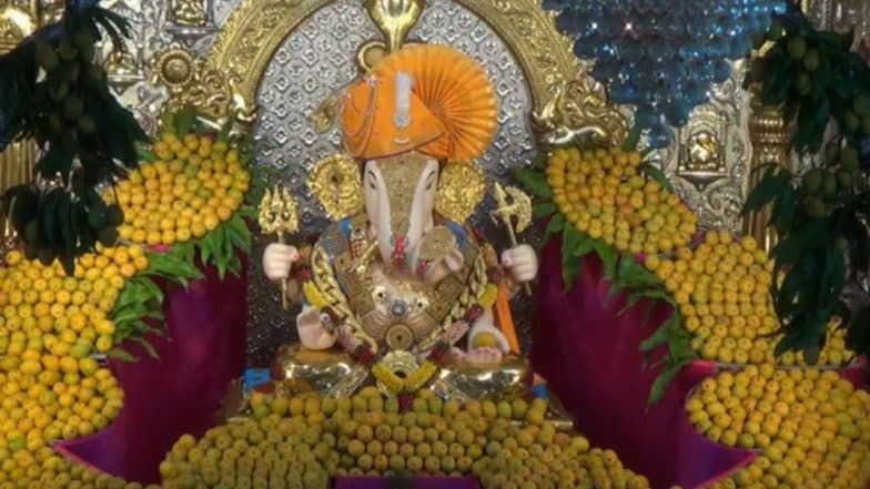 Akshaya Tritiya 2019: अक्षय्य तृतीया निमित्त पुणे येथील 'दगडूशेठ गणपती' ला 1100 आंब्याची आरास (Watch Video) Akshaya Tritiya 2019: अक्षय्य तृतीया निमित्त पुणे येथील 'दगडूशेठ गणपती' ला 1100 आंब्याची आरास (Watch Video)