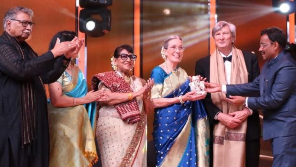 56 व्या राज्य मराठी चित्रपट पुरस्कार सोहळ्यात Carol Littleton चा मराठमोळा अंदाज ठरला लक्ष्यवेधी; 'भोंगा' ठरला सर्वोत्कृष्ट चित्रपट 56 व्या राज्य मराठी चित्रपट पुरस्कार सोहळ्यात Carol Littleton चा मराठमोळा अंदाज ठरला लक्ष्यवेधी; 'भोंगा' ठरला सर्वोत्कृष्ट चित्रपट