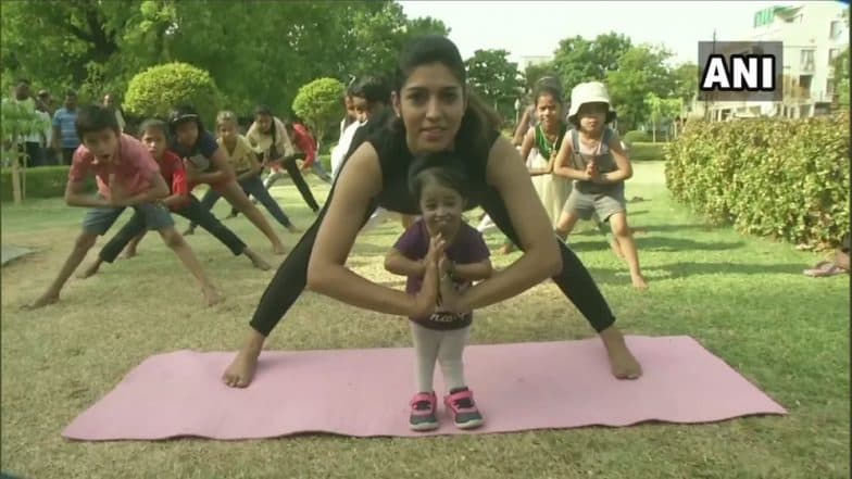 International Yoga Day 2019 निमित्त जगातील सर्वात कमी उंचीची महिला ज्योती अमगे हिने केला योगासनांचा सराव (Watch Video) International Yoga Day 2019 निमित्त जगातील सर्वात कमी उंचीची महिला ज्योती अमगे हिने केला योगासनांचा सराव (Watch Video)