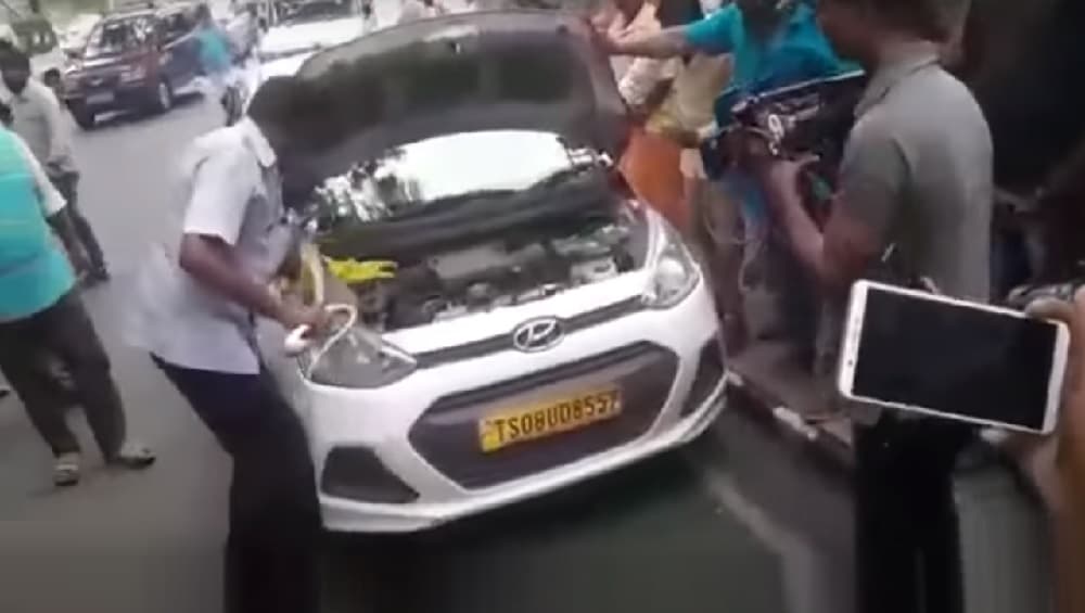 Andhra Pradesh: कारच्या बोनेटमध्ये सापडला आठ फुटाचा साप; बघ्यांची गर्दी, प्रवाशांमध्ये घबराट Andhra Pradesh: कारच्या बोनेटमध्ये सापडला आठ फुटाचा साप; बघ्यांची गर्दी, प्रवाशांमध्ये घबराट