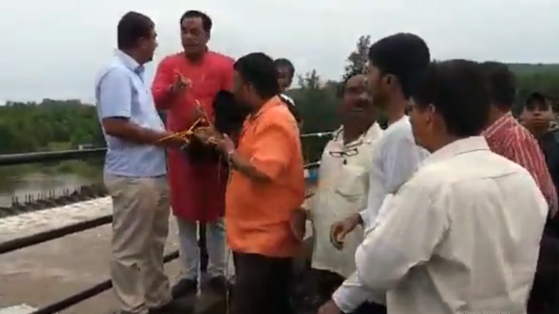 रत्नागिरी: जगबुडी नदीवरील पुलाचा जोडरस्ता खचला, नागरिकांनी रागाने अधिकाऱ्यांनाच पुलाला बांधलं (Watch Video)