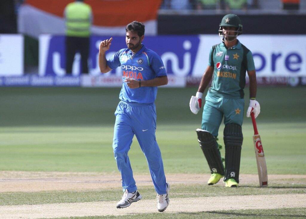 IND vs PAK, ICC World Cup 2019: Team India ला आणखी एक दणका, भुवनेश्वर कुमारला हि झाली दुखापत, पुढे सामन्यात भाग घेणार नाही IND vs PAK, ICC World Cup 2019: Team India ला आणखी एक दणका, भुवनेश्वर कुमारला हि झाली दुखापत, पुढे सामन्यात भाग घेणार नाही