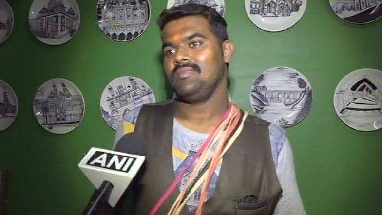 नेत्यांच्या नकला करणे पडले महागात; गुजरातच्या 'त्या' ट्रेनमधील खेळणीवाल्याला अटक (Video) नेत्यांच्या नकला करणे पडले महागात; गुजरातच्या 'त्या' ट्रेनमधील खेळणीवाल्याला अटक (Video)