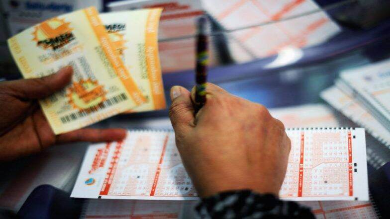घटस्फोटाची प्रक्रिया चालू असताना पतीला लागली तब्बल 565 कोटींची लॉटरी, जाणून घ्या काय असेल कोर्टाचा निर्णय घटस्फोटाची प्रक्रिया चालू असताना पतीला लागली तब्बल 565 कोटींची लॉटरी, जाणून घ्या काय असेल कोर्टाचा निर्णय
